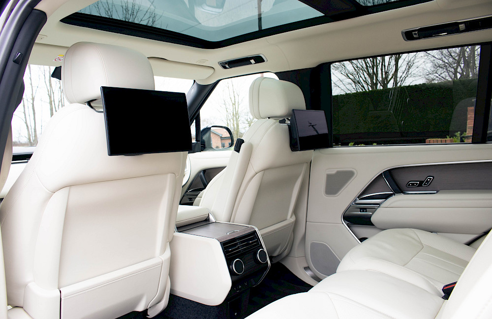 2023/72 Range Rover Vogue First Edition LWB P530 35