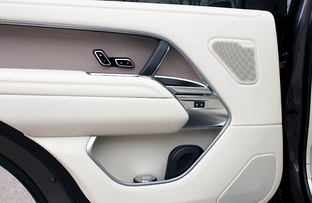 2023/72 Range Rover Vogue First Edition LWB P530 40