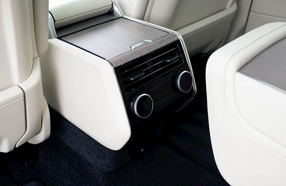 2023/72 Range Rover Vogue First Edition LWB P530 39