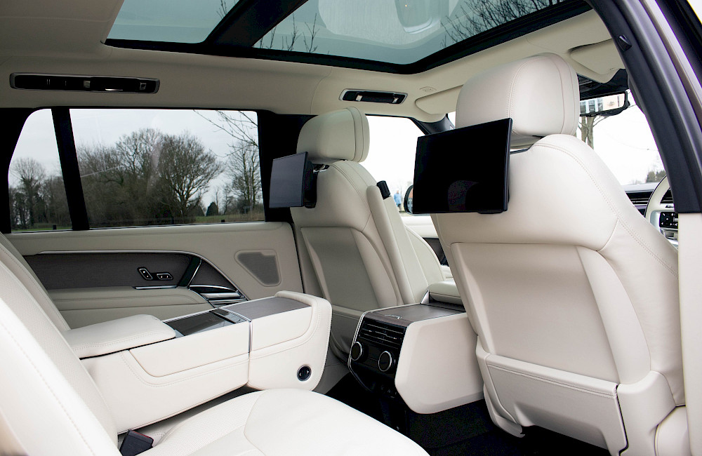 2023/72 Range Rover Vogue First Edition LWB P530 36
