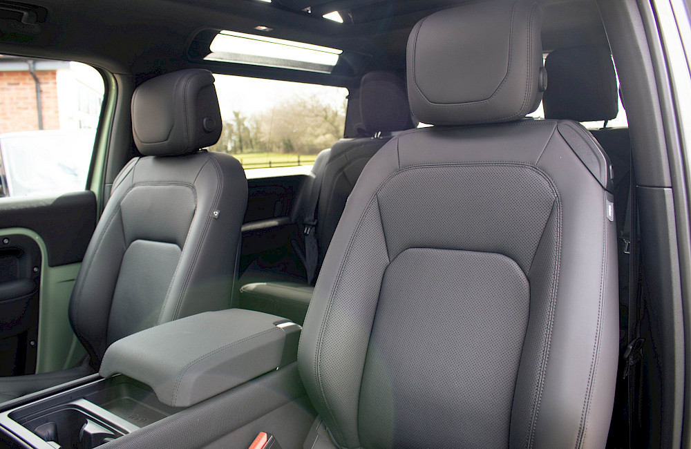 2023/23 Land Rover Defender 90 D300 75th Limited Edition 38